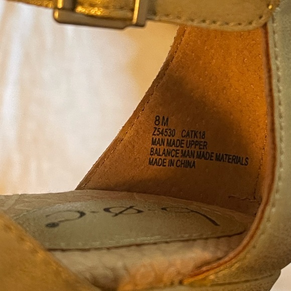 EUC Born BOC Womens Searing Sandals Gold Leather Strappy Sz 8 - Picture 3 of 7